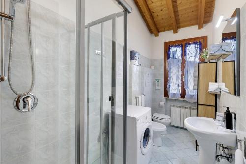 a bathroom with a shower and a toilet and a sink at Il Vagabondo in Volta Mantovana