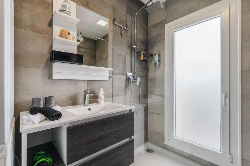a bathroom with a sink and a shower at Quarto do Papagaio in Palmela