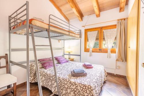 a bedroom with a bunk bed in a room at Casa La Granja in Olvan