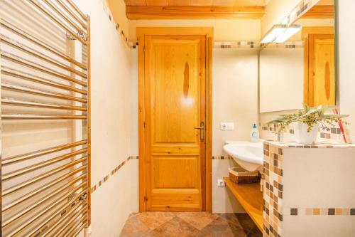 a bathroom with a sink and a mirror at Casa La Granja in Olvan