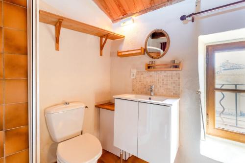 a bathroom with a toilet and a sink at Au Fil Des 5 Saisons in Vers Pont du Gard