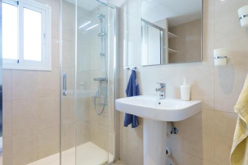 a bathroom with a sink and a shower at Apartment Acapulco in Fuengirola