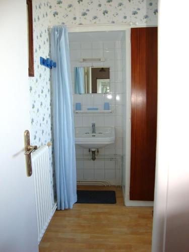 a bathroom with a sink and a mirror at Maison Gwel Kaer in Perros-Guirec