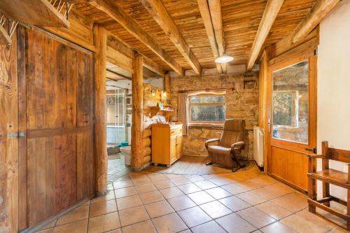 ein Flur in einer Blockhütte mit Schreibtisch und Stuhl in der Unterkunft Cal Serrat in Abella de la Conca