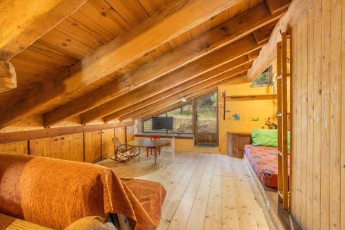 ein Schlafzimmer mit einem Bett und einem Schreibtisch in einem Zimmer in der Unterkunft Cal Serrat in Abella de la Conca