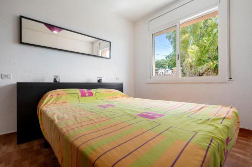 a bedroom with a bed and a mirror on the wall at Apartamento Segur Calafell in Calafell