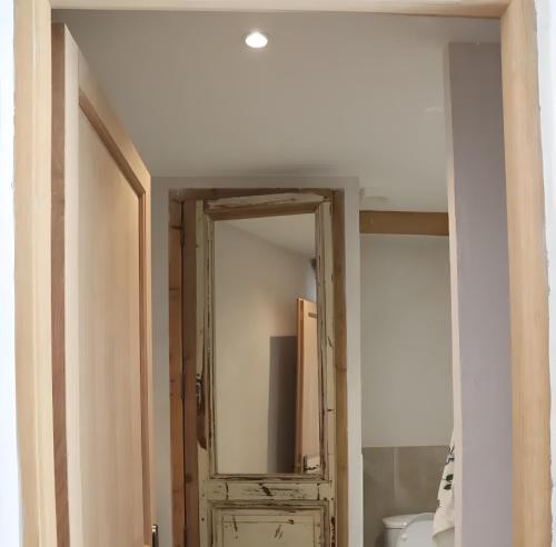 a bathroom with a mirror and a sink at Le Gîte du Petit Verdot in Béziers