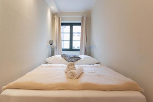a bedroom with a bed with towels on it at Ferienwohnung Baltic in Barth