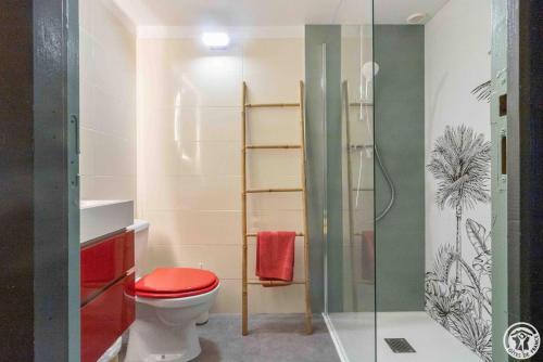 a bathroom with a toilet and a glass shower at Chambre d'hôtes oyasumi in Muret