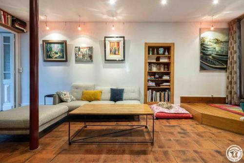a living room with a couch and a coffee table at Chambre d'hôtes oyasumi in Muret