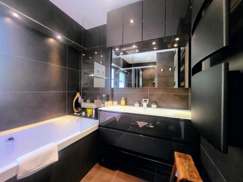 3 Bedrooms Apartment Villa with Private Garden and Pool