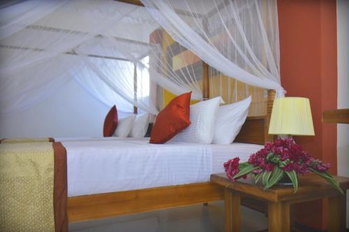 Säng eller sängar i ett rum på Meili Lanka City Hotel