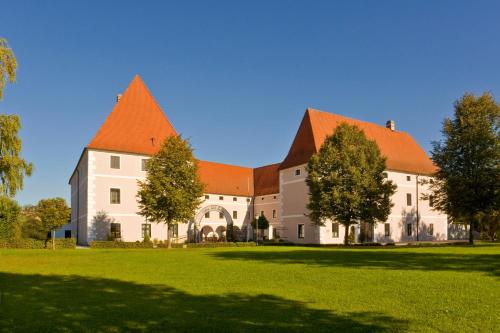 ZeillernにあるSchloss Hotel Zeillernのオレンジ色の屋根の白い大きな建物