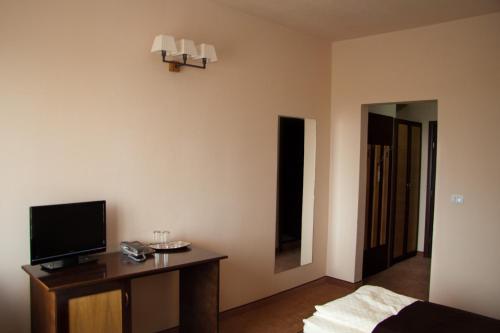 Televisyen dan/atau pusat hiburan di Hotel Hanul de la Rascruce