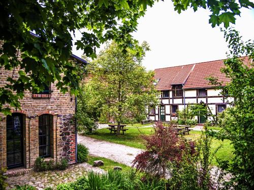 Außenansicht eines Gebäudes mit Garten in der Unterkunft Behringhof in Leuenberg
