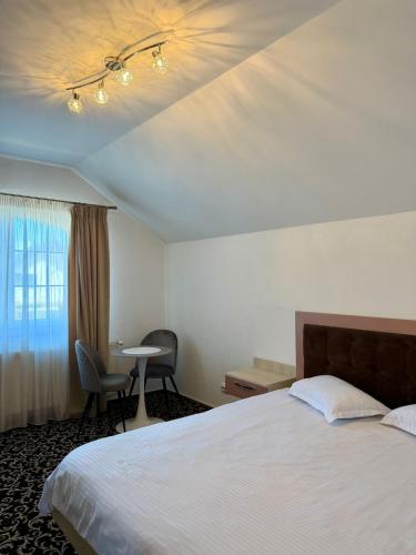 a hotel room with a bed and a table at ILSA Properties in Craiova