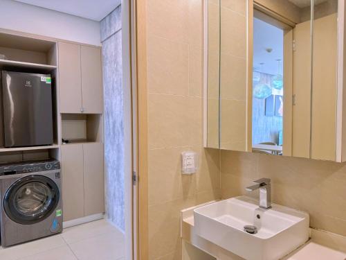 a bathroom with a sink and a washing machine at Ngân Nguyễn Apartment - The Sóng Vũng Tàu in Vung Tau