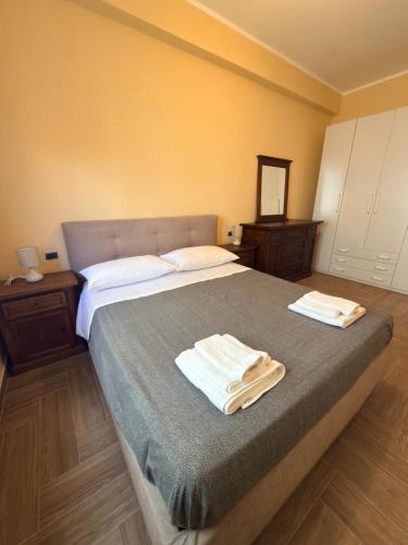a bedroom with a bed with two towels on it at Il gelso in Bovalino Marina