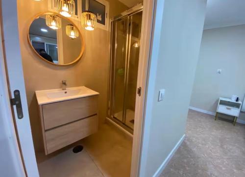 Room in Alicante with private bathroom and terrace