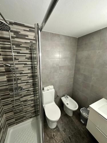 a bathroom with a toilet and a shower at Céntrico Apartamento en Benidorm in Benidorm