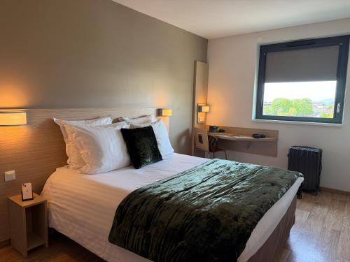 Llit o llits en una habitació de Oneloft Hotel