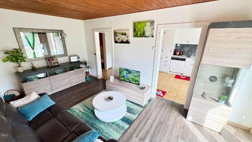 a living room with a couch and a fish tank at Appartement le Refuge du Cerisier in La Chaux-de-Fonds