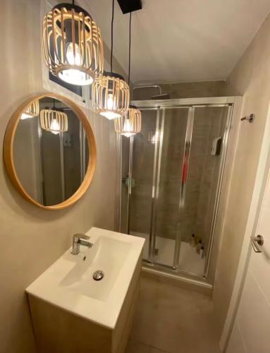 Room in Alicante with private bathroom and terrace