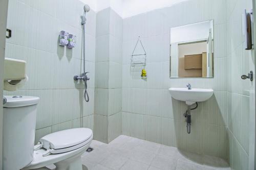 Vonios kambarys apgyvendinimo įstaigoje RedDoorz @ Jatiwaringin
