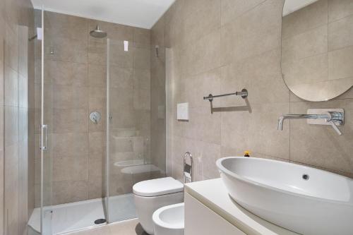 a bathroom with a tub and a toilet and a sink at Bilo Cinema in Bonassola