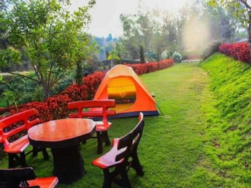 Taman di luar Baan Chuthamanee