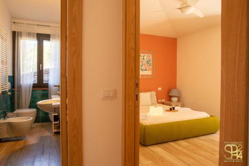 a bedroom with a bed and a bathroom at Fantastica Villa con piscina e vista mare in Alghero