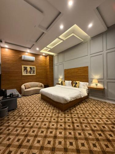 ein großes Schlafzimmer mit Bett und Sofa in der Unterkunft Hotel Vintique in Lahore