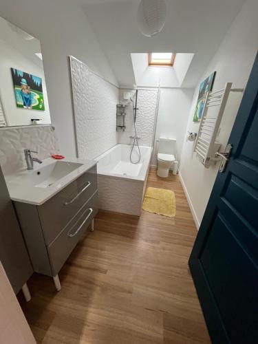 ein Badezimmer mit Badewanne, Waschbecken und Toilette in der Unterkunft Raiv in Lectoure