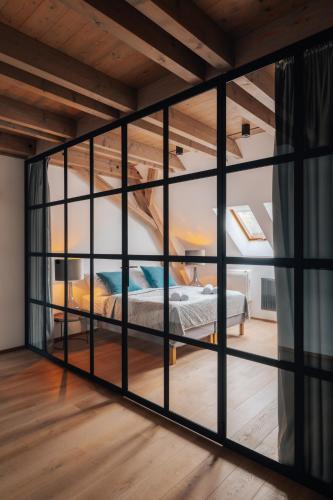 a room with a bed inside of a glass wall at Farma Mračov in Kadov