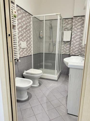 a bathroom with a toilet and a shower and a sink at Fiorucci Apartments - Daniele's House Lago Di Bolsena in Marta