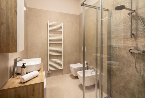 un bagno con doccia, WC e lavandino di Casati47 a Magenta