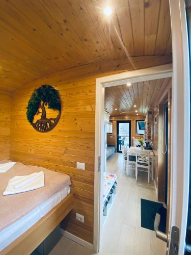 a room with a bed in a wooden wall at La Casuta din Ciocanesti Exclusive in Ciocăneşti