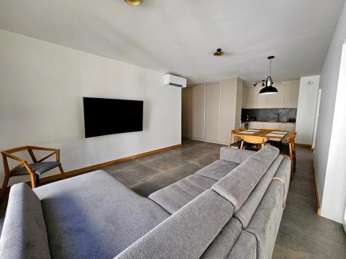 Coastline Residence - Designer Seaside Apartment with Pool, 2-Minute Walk to the Beach