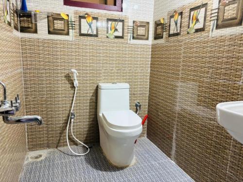 a bathroom with a toilet and a sink at A2KD Stay - Achyutam Keshavam Krishna Damodaram in Tiruvannāmalai
