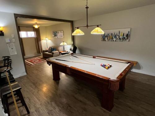 a living room with a pool table in it at Spa & Pool Table - L Experience in Petite-Rivière-Saint-François