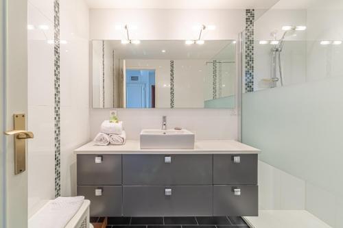 Menton Garavan 2BR by the sea parking