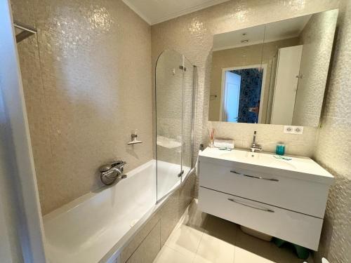 Superb 2 bedrooms, pools, quiet, near sea