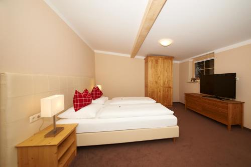 ザンクト・アントン・アム・アールベルクにあるHotel Garni Rauchのベッドルーム(ベッド1台、薄型テレビ付)