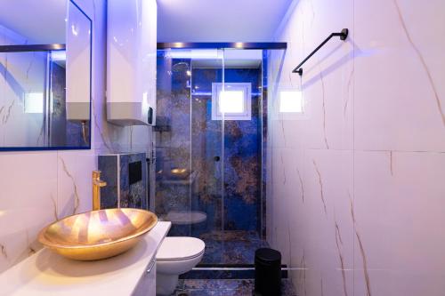 a bathroom with a toilet and a shower with a wooden bowl at Poseidon 5 in Paralia Katerinis