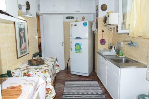 Sunny vintage Athenian apartment!!!