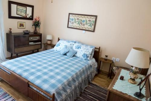 Sunny vintage Athenian apartment!!!
