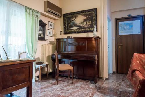 Sunny vintage Athenian apartment!!!