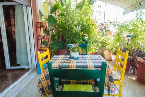 Sunny vintage Athenian apartment!!!