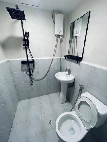 a bathroom with a toilet and a sink at Saekyung Marigondon in Suba