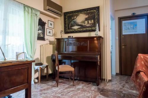 Sunny Vintage Athenian Apartment!!